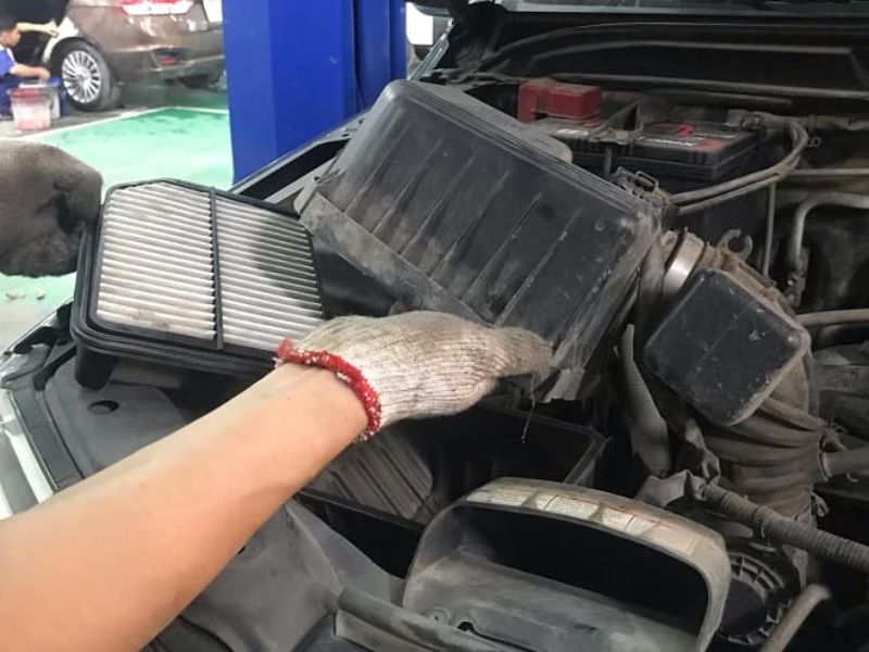 Nguyên nhân xe ô tô ra khói đen và cách khắc phục hiệu quả 7 Vệ sinh, thay lọc gió định kỳ giúp động cơ hút gió tốt và hạn chế khói đen