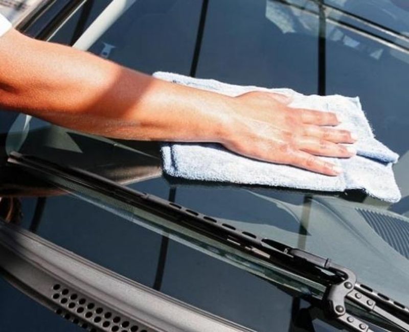 Hướng dẫn cách thay gạt mưa ô tô tại nhà đơn giản chỉ 2 phút 4 Vệ sinh vùng kính và chốt gạt mưa