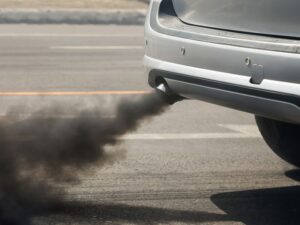 Xe ô tô ra khói đen