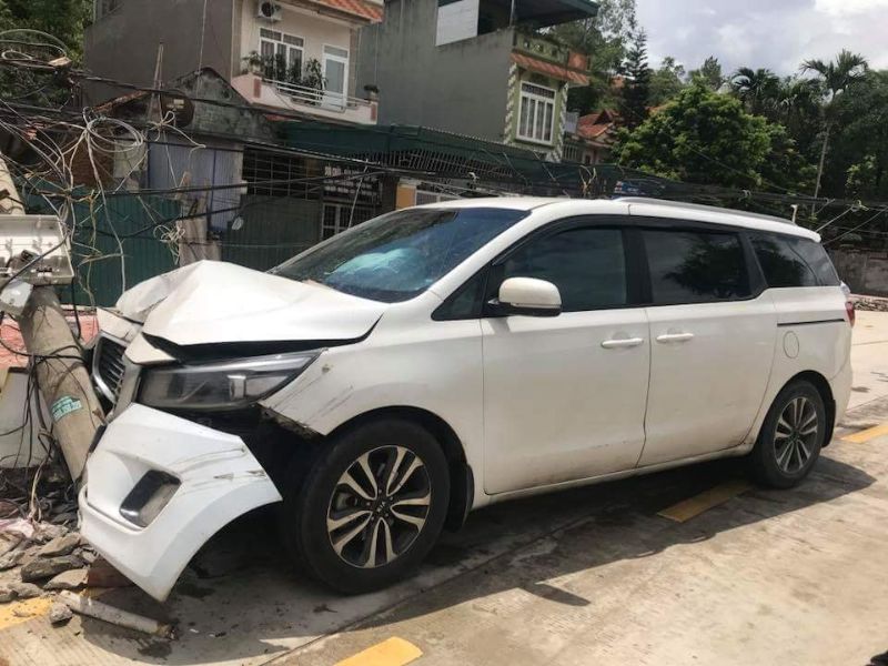 Túi khí ô tô bung ra khi nào và không bung khi nào? 2 Xe va chạm mạnh với cột điện tự khắc túi khí trên xe sẽ bung ra