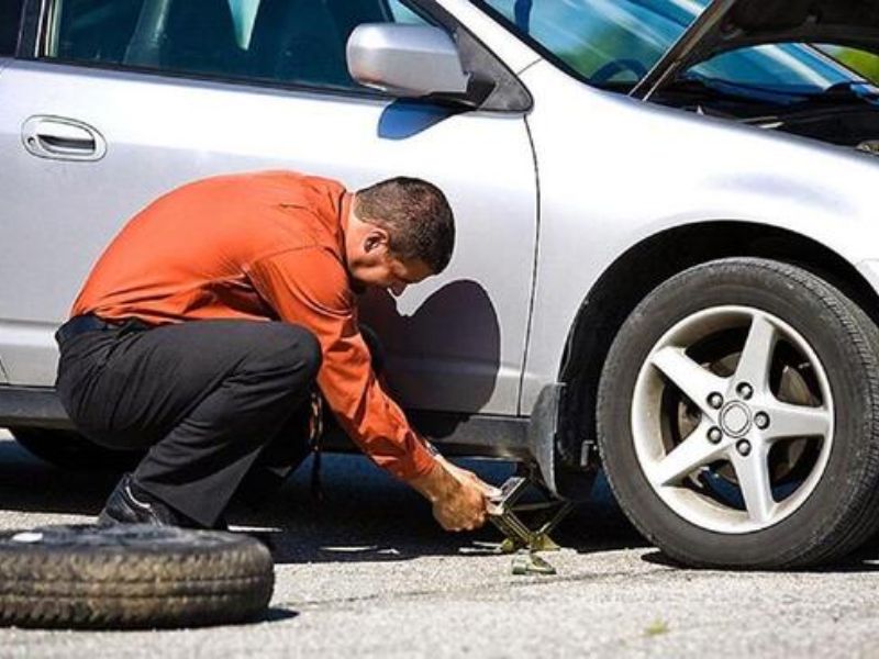 Cách thay lốp dự phòng đúng cách, đơn giản và nhanh chóng 3 Lấy lốp dự phòng và kích xe
