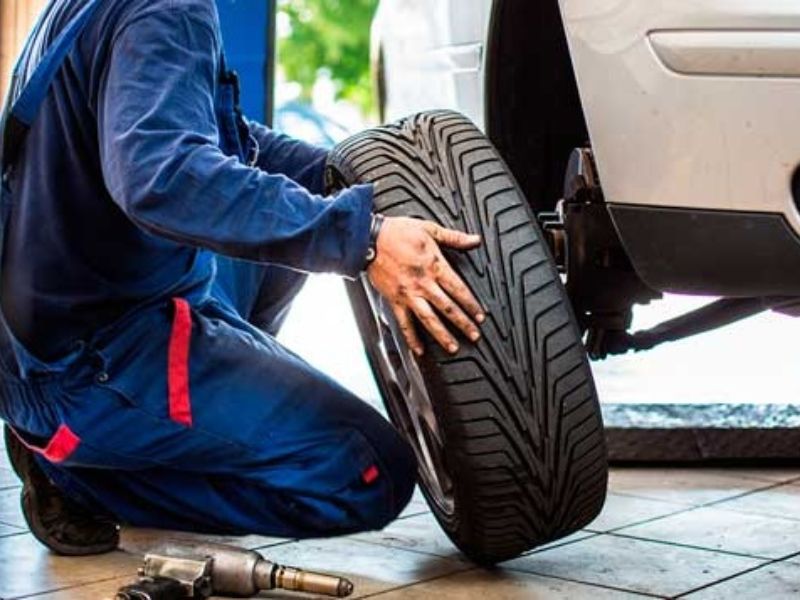 Cách thay lốp dự phòng đúng cách, đơn giản và nhanh chóng 5 Tháo lốp xe