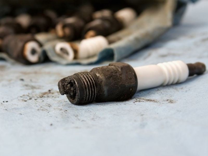 10 lý do xe ô tô không tắt được máy thường gặp & khắc phục 7 Bugi quá nóng hoặc dính muội carbon