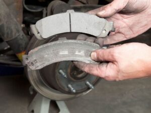 Cách kiểm tra má phanh ô tô