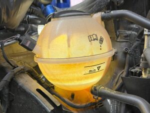 Cách kiểm tra nước làm mát ô tô đơn giản, dễ làm