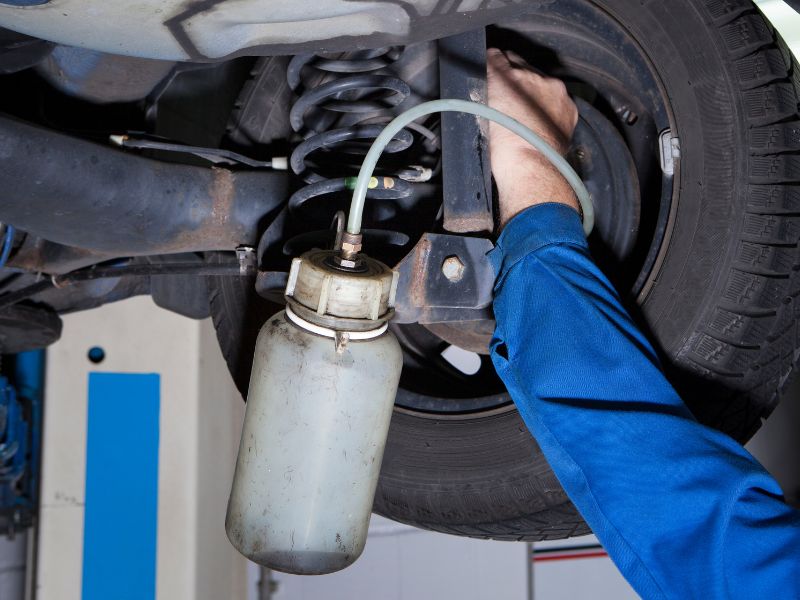 7+ địa chỉ sửa chữa ô tô uy tín Hà Nội & hạng mục sửa phổ biến 9 Chủ động thay dầu phanh cho xe