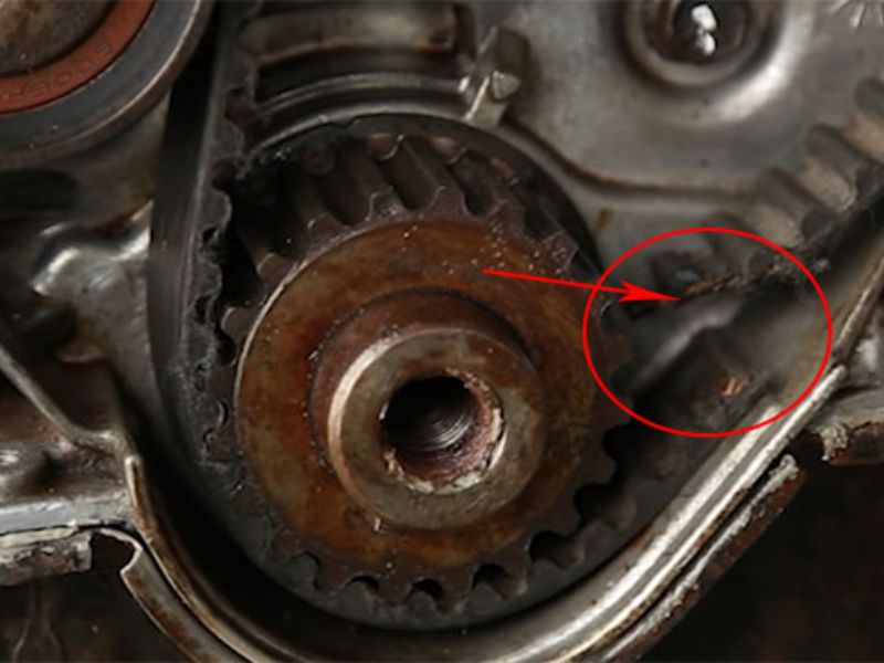 Mã lỗi P0011 là gì? Nguyên nhân và cách khắc phục triệt để 2 Dây đai cam bị đứt sẽ khiến hư hỏng động cơ nếu tiếp tục di chuyển