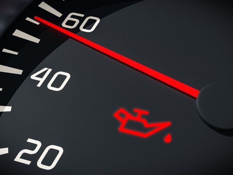 Xe ô tô bị nóng máy có mùi khét do đâu? Cách khắc phục triệt để 6 Đèn cảnh báo xe thiếu dầu bôi trơn bật sáng trên màn hình bảng taplo