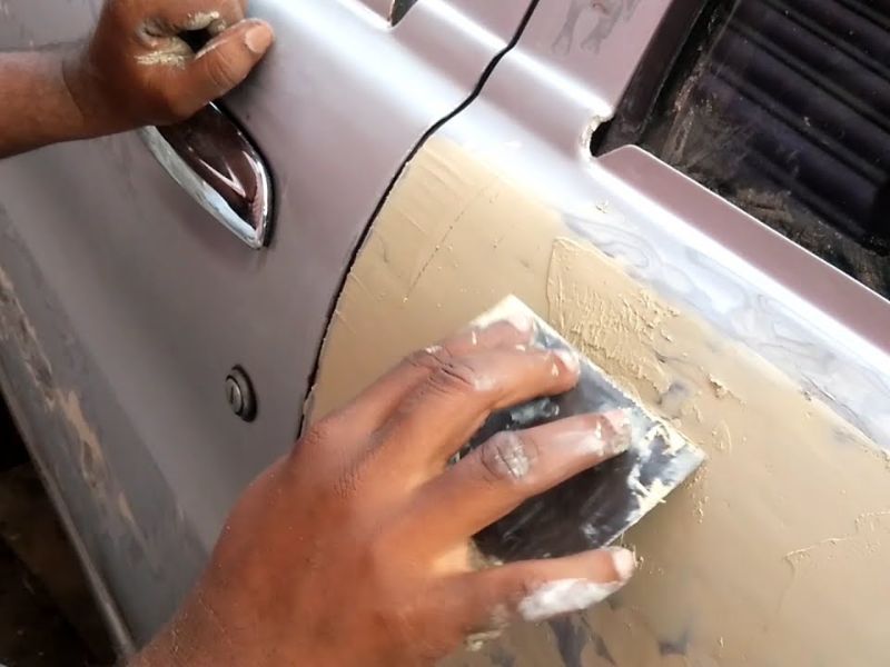 Hướng dẫn xử lý xe ô tô bị trầy xước nặng hiệu quả, triệt để 2 Dùng keo trám để loại bỏ vết xước nặng cho xe ô tô