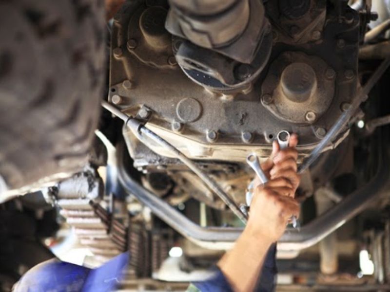 7 Dấu hiệu hỏng rotuyn lái và cách xử lý kịp thời 5 Gầm xe có tiếng động bất thường khi vào cua