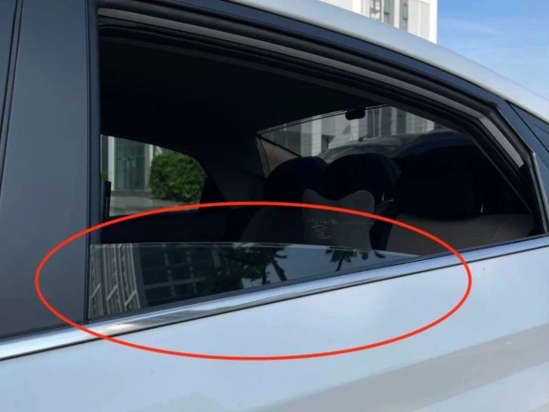 Xe ô tô bị nóng máy có mùi khét do đâu? Cách khắc phục triệt để 7 Hạ cửa kính xuống để khí nóng thoát hết ra bên ngoài
