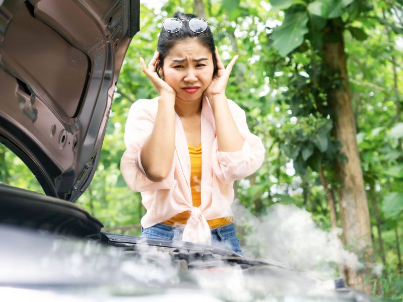 Xe ô tô bị nóng máy có mùi khét do đâu? Cách khắc phục triệt để 2 Khói trắng bốc ra từ nắp capo của xe