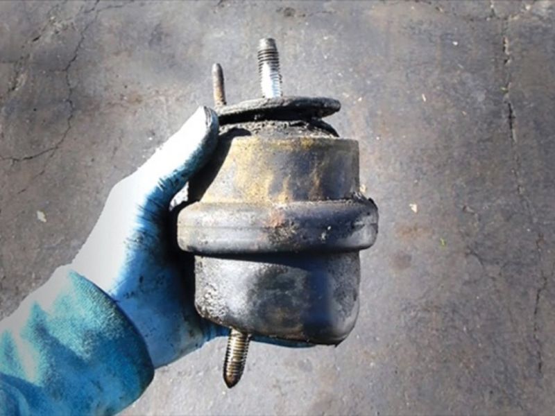 9 cách khắc phục xe ô tô bị rung khi mới nổ máy triệt để 2 Thay chân máy đồng bộ giúp giảm rung tới 90%