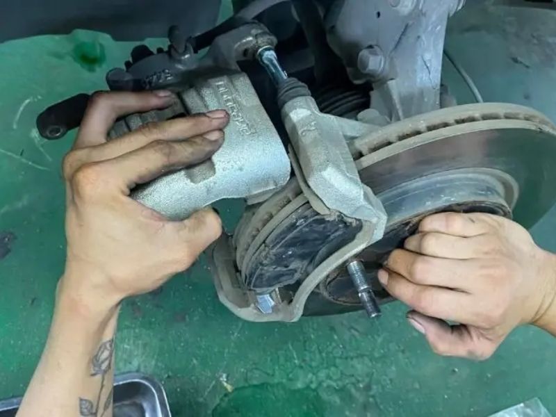 Cách kiểm tra má phanh ô tô & nhận biết má phanh mòn 4 Kiểm tra cùm phanh và hệ thống truyền động