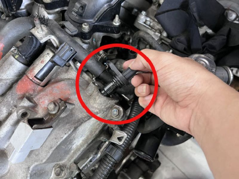 Mã lỗi P0011 là gì? Nguyên nhân và cách khắc phục triệt để 7 Chủ động kiểm tra cảm biến vị trí trục cam trên động cơ xe
