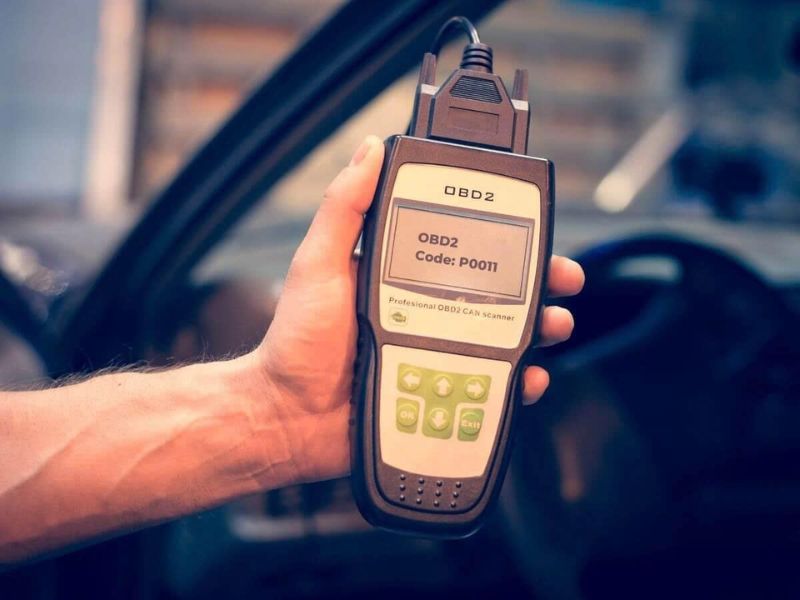 Mã lỗi P0011 là gì? Nguyên nhân và cách khắc phục triệt để 3 Máy quét OBD-II hiển thị mã P0011 rõ nét trên màn hình