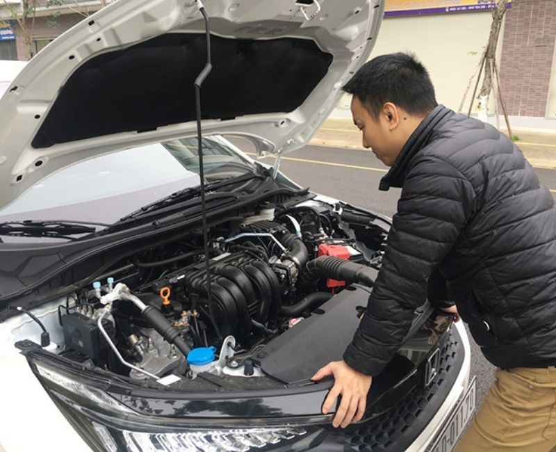 Thủy kích là gì? Cách xử lý và phòng tránh ô tô gặp thủy kích 3 Dừng ở nơi khô ráo, mở nắp capo kiểm tra khoang động cơ