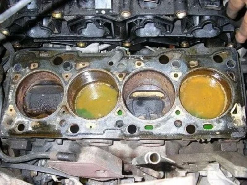 10+ nguyên nhân khiến xe bị bó máy và cách khắc phục hiệu quả 6 Nước vào khiến động cơ bị thủy kích nhưng không xử lý có thể khiến xe bị bó máy