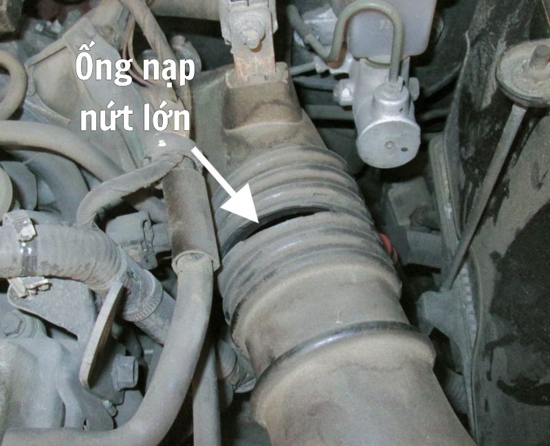 13 nguyên nhân hiện tượng xe ô tô bị giật khi tăng ga & cách xử lý 4 Ống nạp bị nứt lớn - đường không khí phụ lọt vào làm nghèo hòa khí