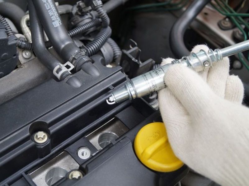 9 cách khắc phục xe ô tô bị rung khi mới nổ máy triệt để 3 Thay bugi mới giúp xe hoạt động êm ái