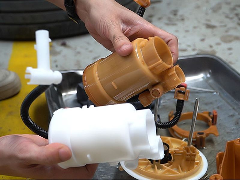 7+ địa chỉ sửa chữa ô tô uy tín Hà Nội & hạng mục sửa phổ biến 8 Thay lọc nhiên liệu mới cho động cơ xe ô tô