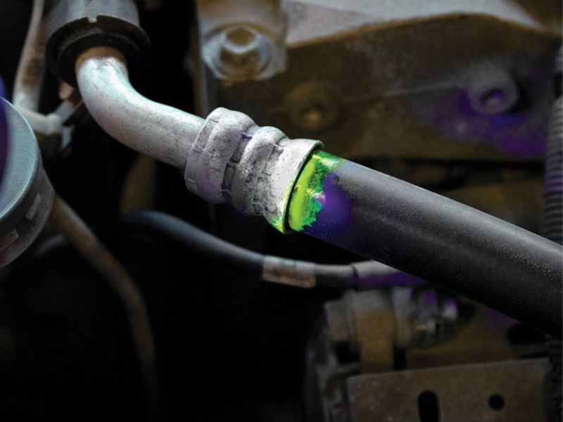 4 dấu hiệu cần bảo dưỡng điều hòa ô tô và chi phí bảo dưỡng 4 Tìm chỗ rò gas điều hòa ô tô