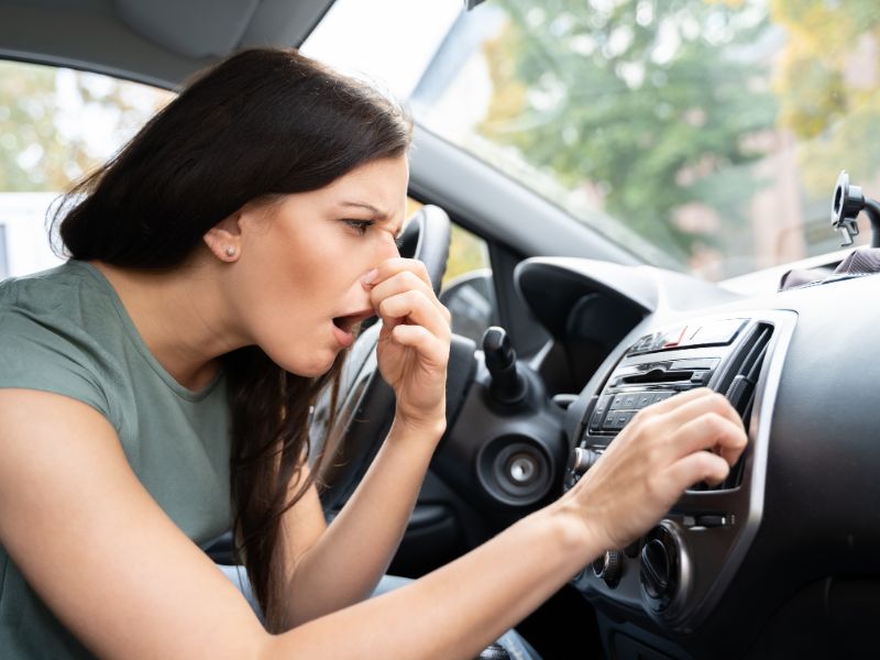 Xe ô tô bị nóng máy có mùi khét do đâu? Cách khắc phục triệt để 1 Trên xe có mùi khét bất thường, gây cảm giác khó chịu