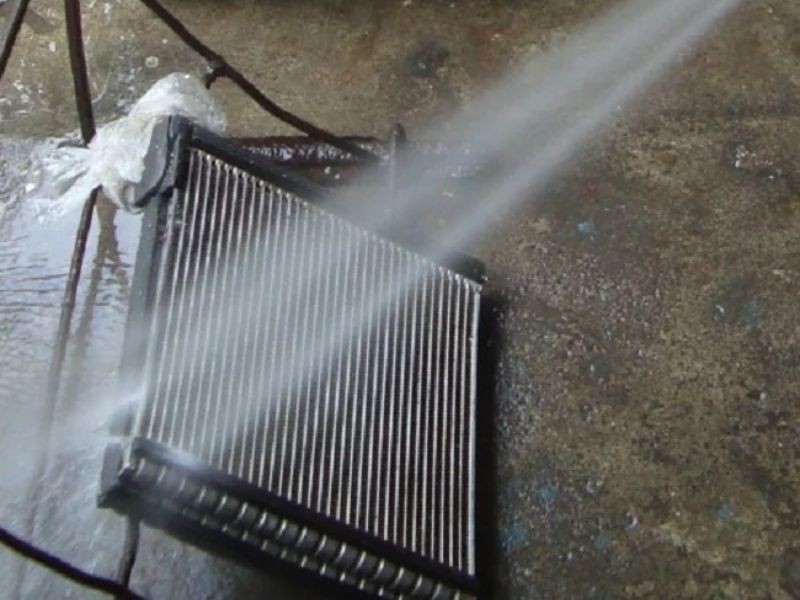 4 dấu hiệu cần bảo dưỡng điều hòa ô tô và chi phí bảo dưỡng 5 Vệ sinh dàn, nóng dàn lạnh trên hệ thống làm mát