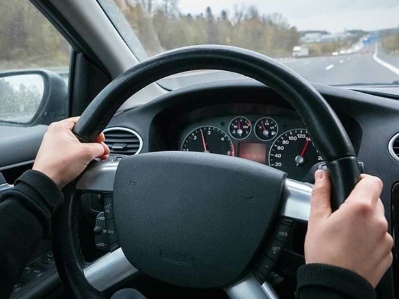 7 Dấu hiệu hỏng rotuyn lái và cách xử lý kịp thời 1 Vô-lăng bị rơ, đánh lái không chắc tay