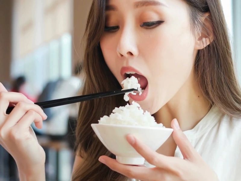 Không ăn quá no hoặc sử dụng thực phẩm dễ gây buồn ngủ