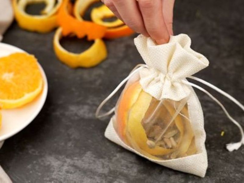 Dùng cà phê xay hoặc vỏ cam, chanh để khử mùi tự nhiên