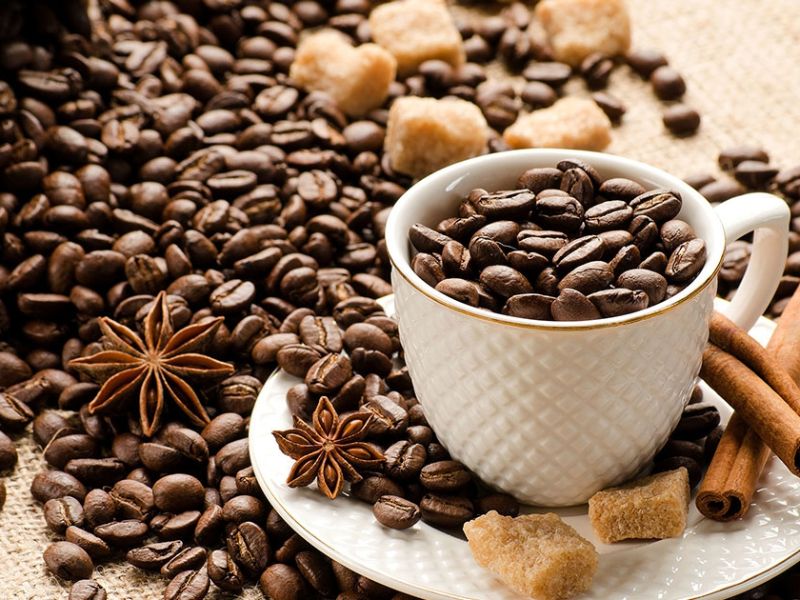 Uống cà phê hoặc các loại thức uống chứa caffeine để chống lại cơn buồn ngủ