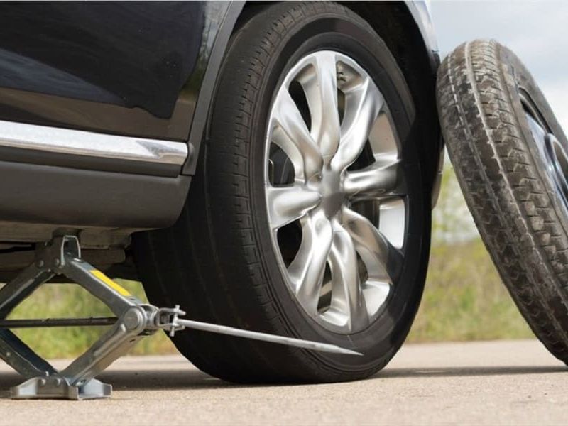  Các vị trí để kích thường được đánh dấu trên khung xe