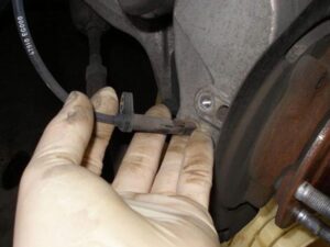 Cách kiểm tra cảm biến ABS