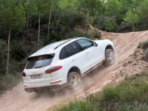 cách lái xe lên dốc