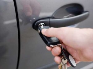 cách mở khóa cửa ô tô