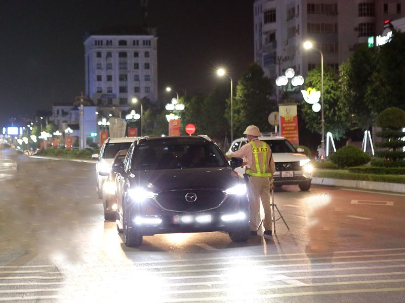 Cách phân biệt đèn pha và đèn cốt giúp bạn sử dụng đúng 3 Cách sử dụng đèn pha và đèn cốt đúng quy định khi tham gia giao thông