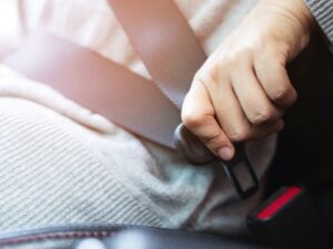 cách thắt dây an toàn ô tô