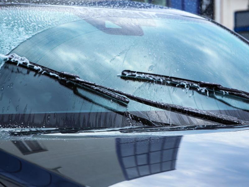 Cần gạt nước giúp loại bỏ nước mưa và bụi bẩn trên kính lái