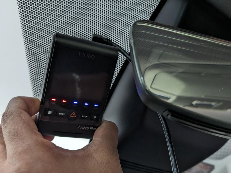 Hướng dẫn cách dùng camera hành trình dễ hiểu nhanh nhất 7 Đặt camera quá cao hoặc nghiêng về phía trời khiến biển số xe trước bị che khuất.