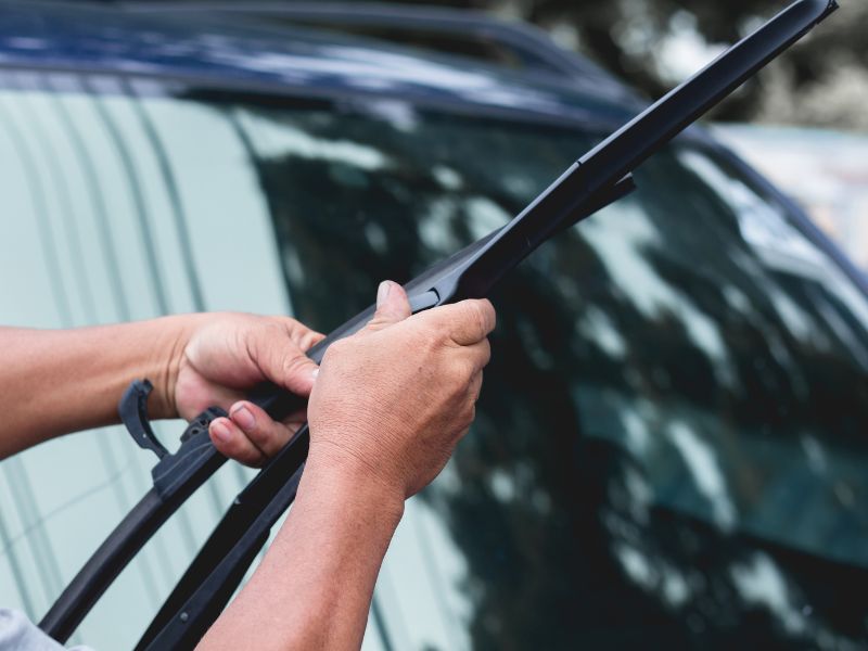 Chủ động kiểm tra cần gạt mưa thường xuyên tránh tình trạng hư hỏng