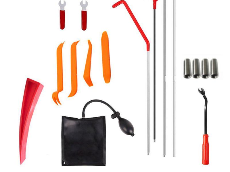 10 cách mở khóa cửa ô tô khi mất chìa hoặc quên chìa bên trong 6 Chuẩn bị bộ dụng cụ mở khóa chuyên dụng dạng bơm hơi và que nhựa mềm