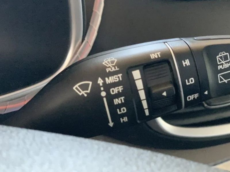 Chuyển cần gạt về nấc OFF để dừng hoạt động của gạt mưa