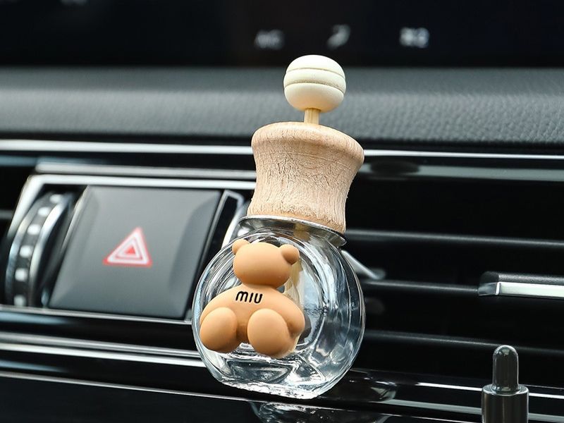 4+ cách sử dụng lọ treo tinh dầu trên ô tô hiệu quả, siêu tiết kiệm 3 Đặt lọ treo tinh dầu ở khe cửa khó điều hòa