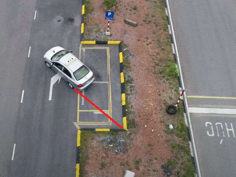 Điều quan trọng nhất khi lùi chuồng ngang là không để bánh xe chạm vạch giới hạn