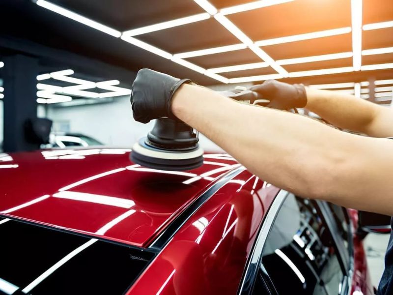 Dùng dung dịch chuyên dụng kết hợp máy đánh bóng để làm mờ vết xước