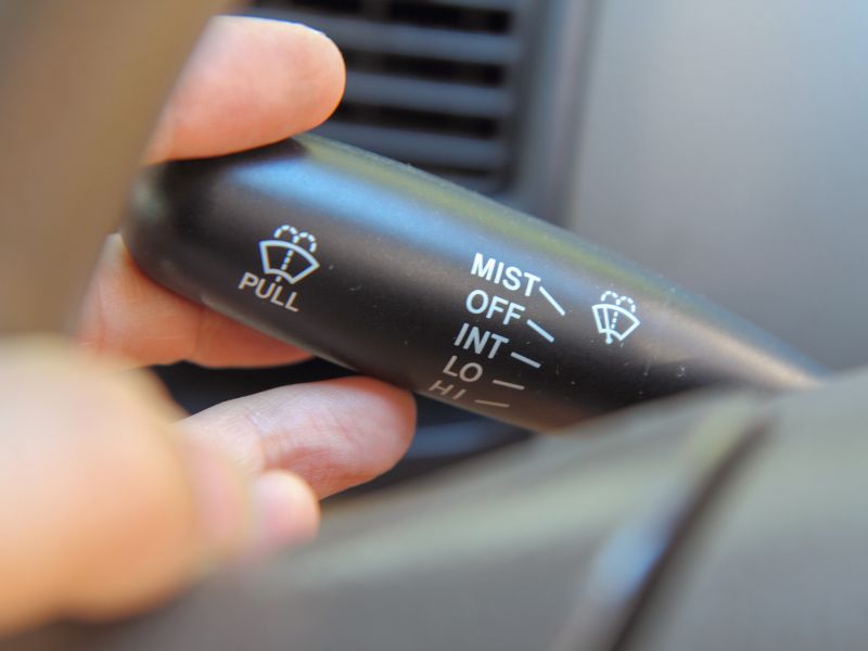 Khi bắt đầu sử dụng cần gạt mưa ô tô, cần nắm rõ cách bật các chế độ gạt