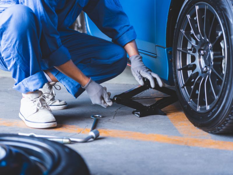 Khi dùng kích, luôn đặt xe trên bề mặt phẳng tránh nghiêng lật