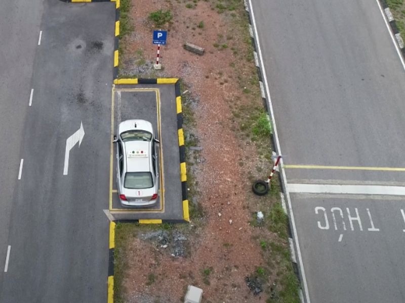 Khi xe vào chuồng, giữ cân đối, không chèn vạch cảm ứng và dừng hoàn toàn