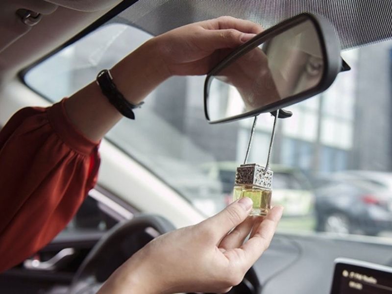 4+ cách sử dụng lọ treo tinh dầu trên ô tô hiệu quả, siêu tiết kiệm 4 Không nên treo lọ tinh dầu quá sát kính lái sẽ cản trở tầm nhìn khi lái xe